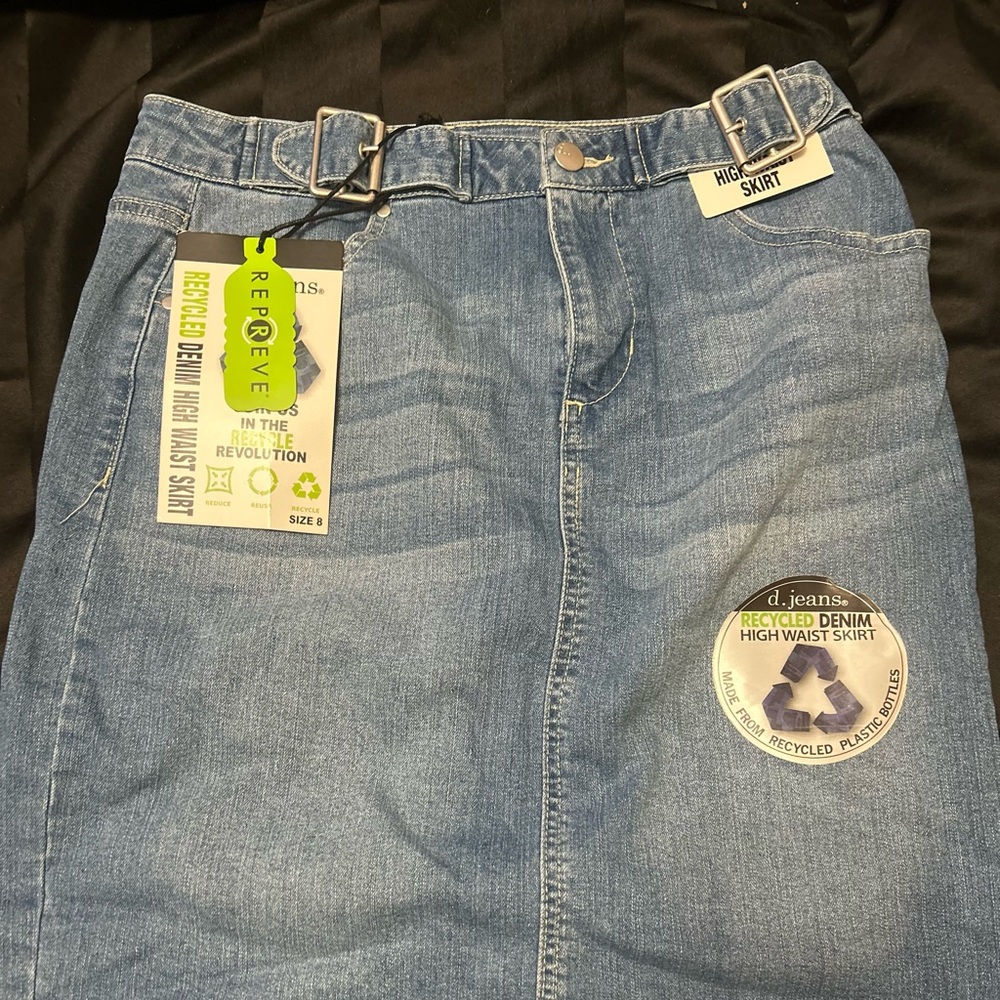 Super cute djeans denim skirt size 8 brand new w/ tags … absolute must have!!